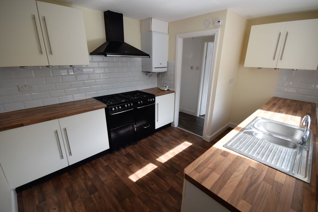 Property photo 2 of 10 Kitchen