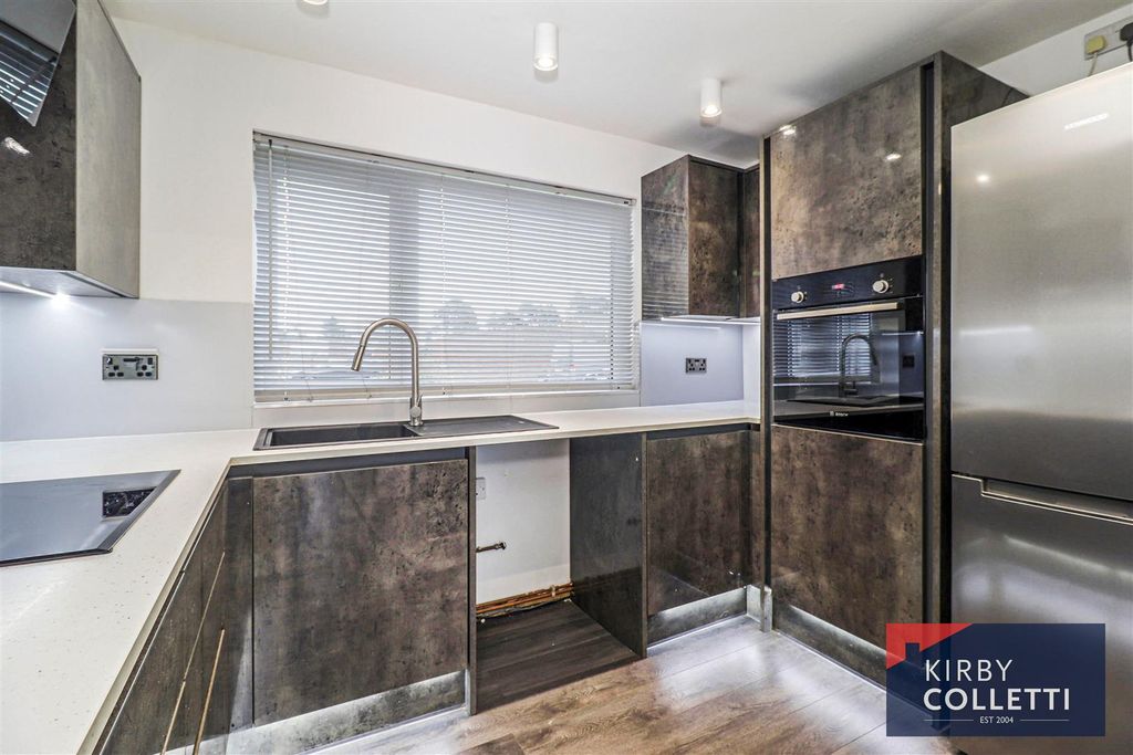 Property photo 2 of 11 Kitchen