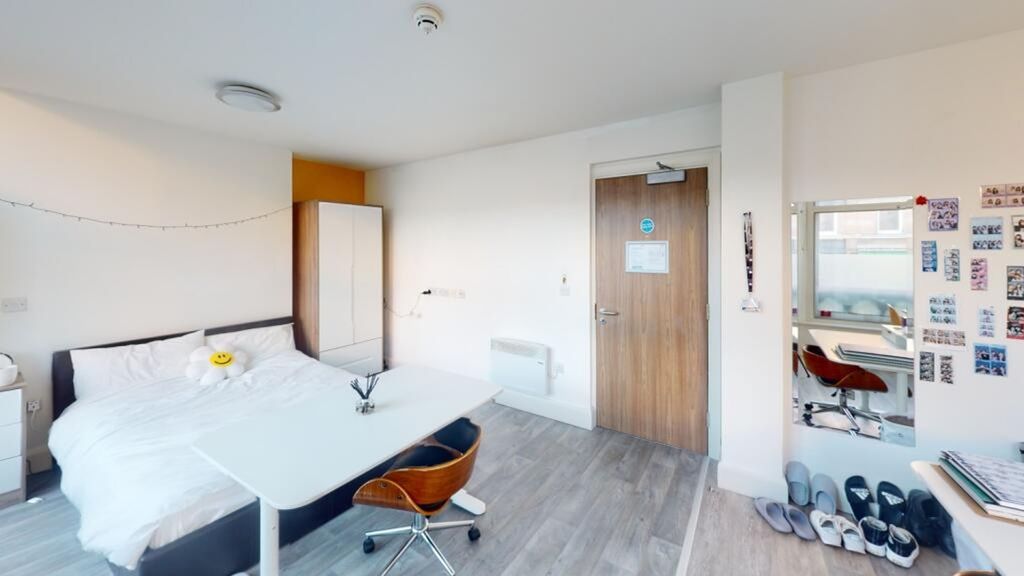 Property photo 3 of 6 This Spacious Double Bedroom Features Large Window...