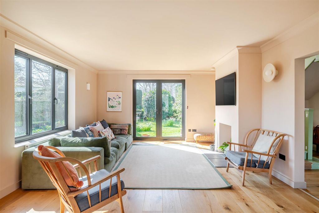 Property photo 3 of 30 Seating Area