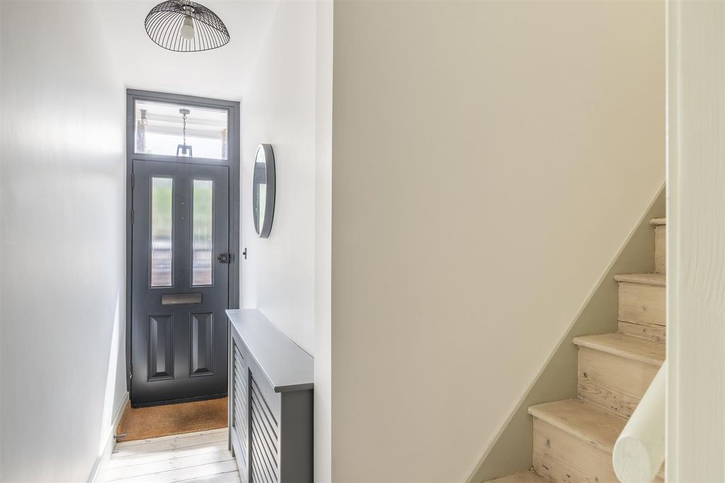 Property photo 2 of 33 Entrance Hall