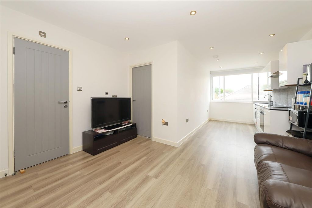 Property photo 3 of 7 Living Space