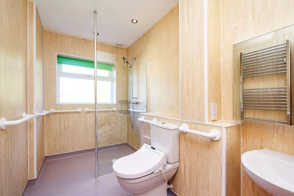 Property photo 3 of 19 Shower Room