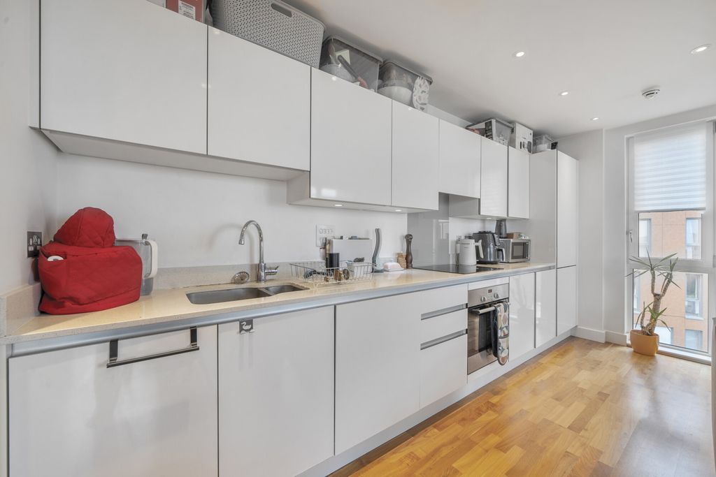 Property photo 3 of 17 Kitchen