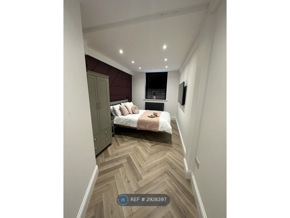 Property photo 1 of 13 Room 5