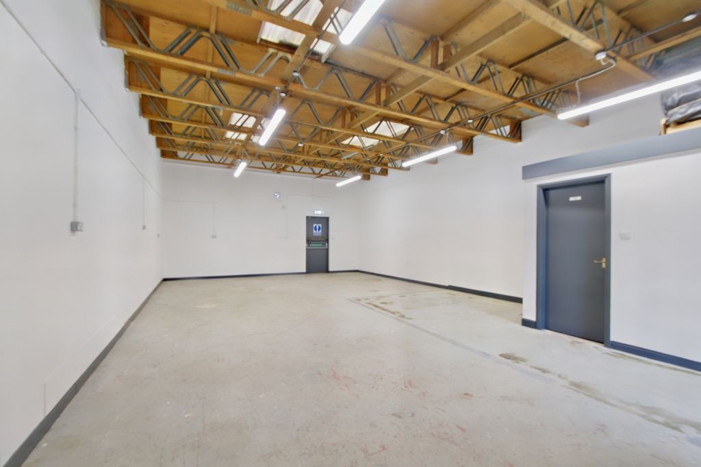 Property photo 3 of 5 8543600-Interior06-800