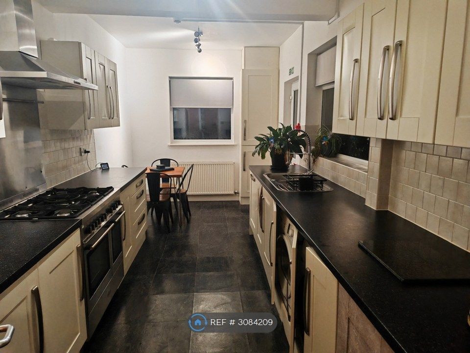 Property photo 2 of 11 Communal Kitchen