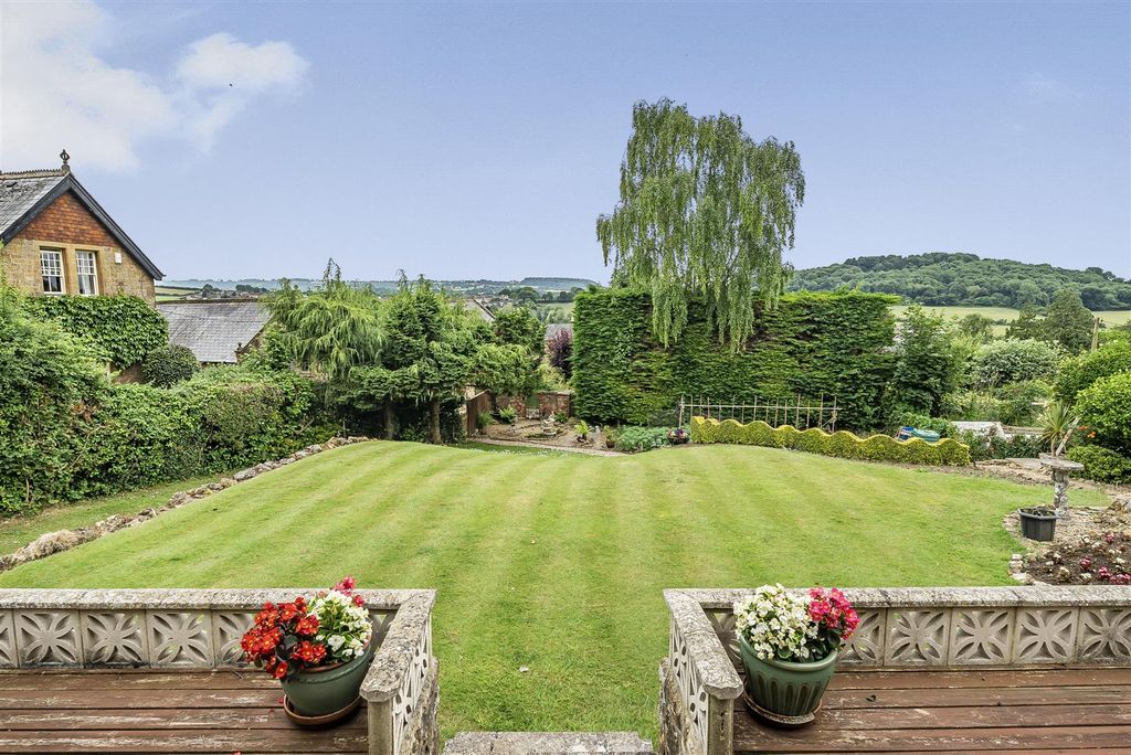 Property photo 2 of 17 Garden