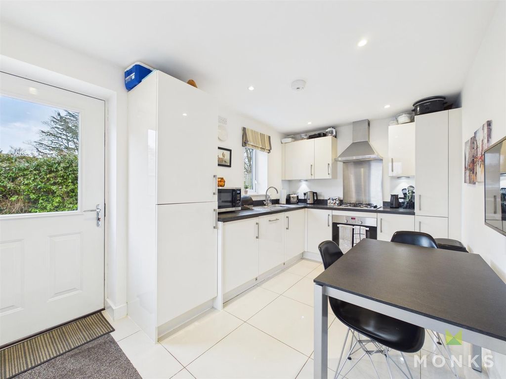 Property photo 3 of 12 Cam01420G0-Pr0852-Still007.Jpg