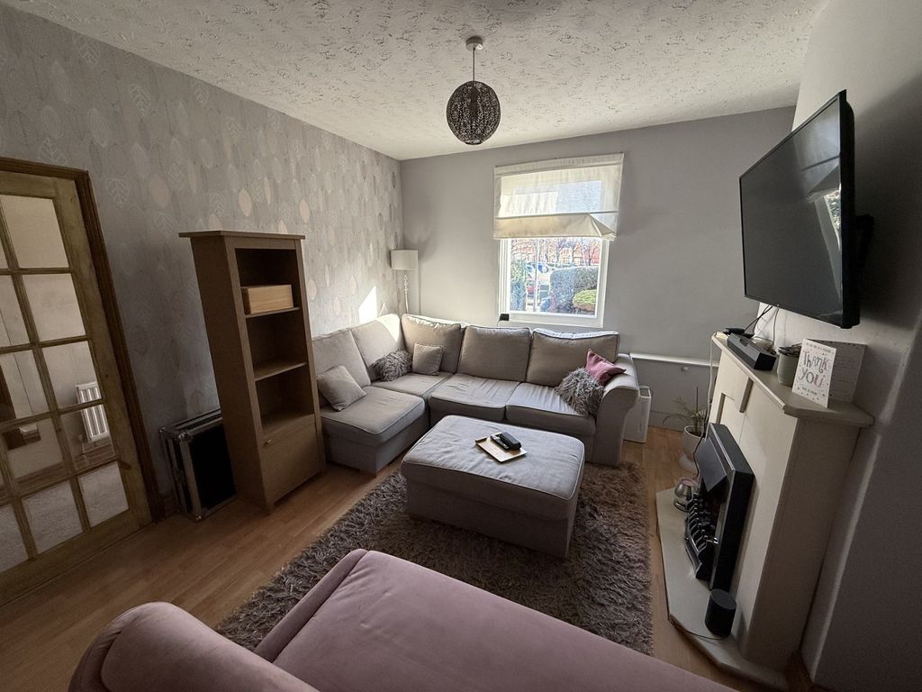 Property photo 3 of 13 Lounge