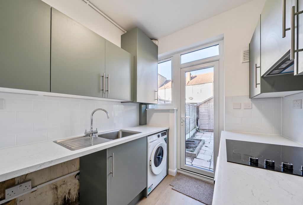 Property photo 3 of 14 1394737-4-695Bdca...