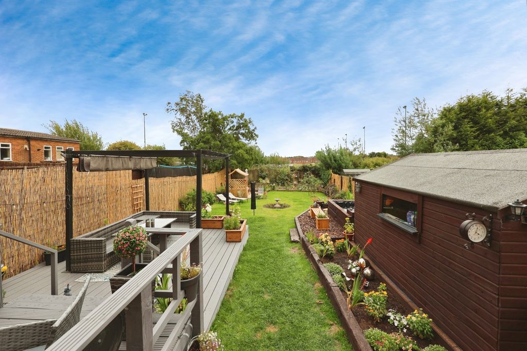 Property photo 3 of 17 Pbox-Garden-320446.Jpg