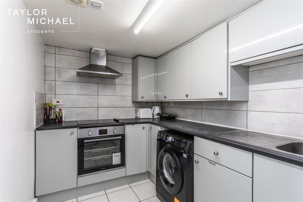 Property photo 1 of 20 Kitchen