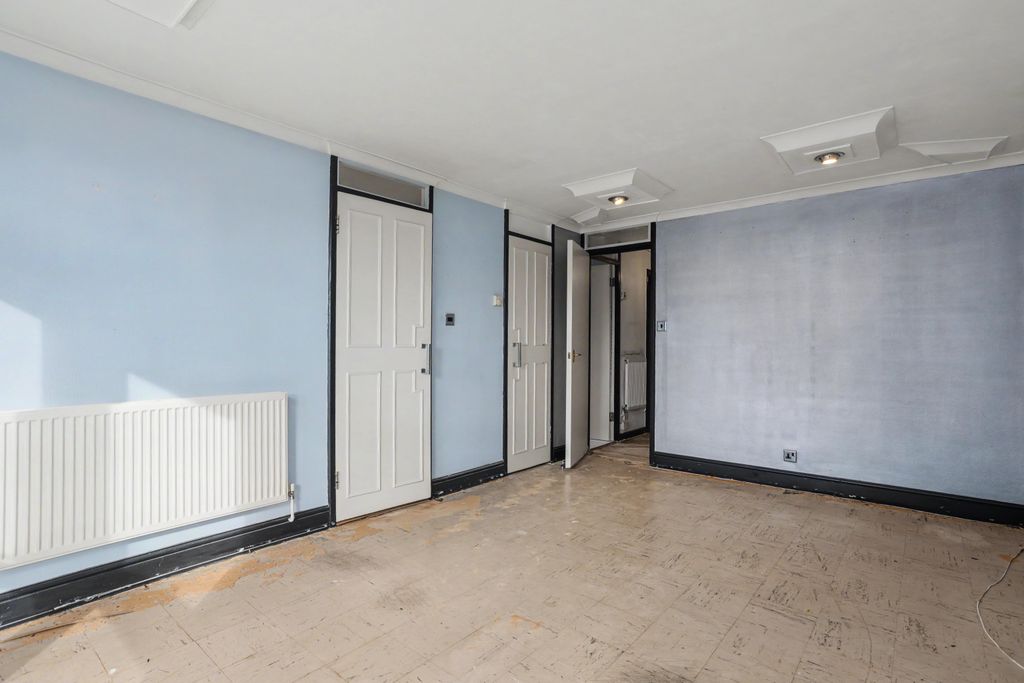 Property photo 3 of 15 283 Bourne Avenue, Hayes, London, Greater London, Ub3 1Rr
