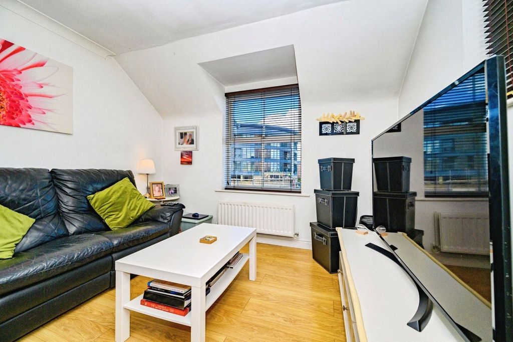 Property photo 3 of 15 Lounge