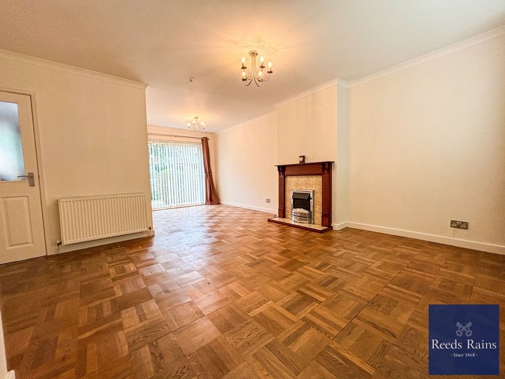 Property photo 3 of 27 Living/Dining Room