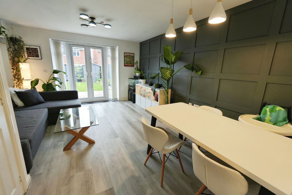 Property photo 2 of 20 Living/Dining Room