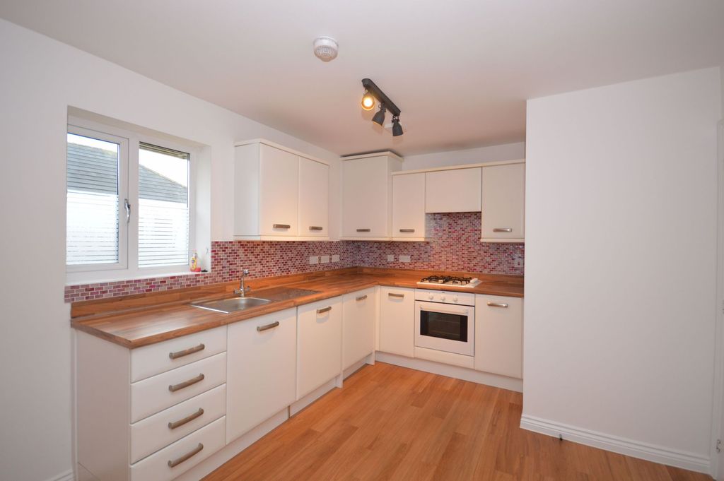 Property photo 3 of 8 Kitchen