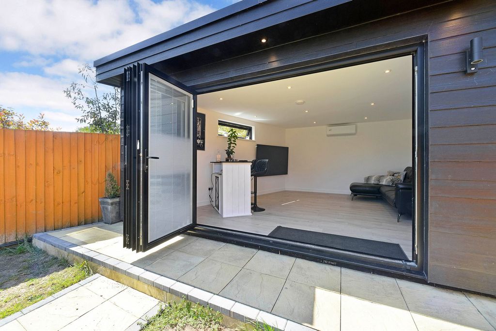 Property photo 3 of 27 Garden Studio Room