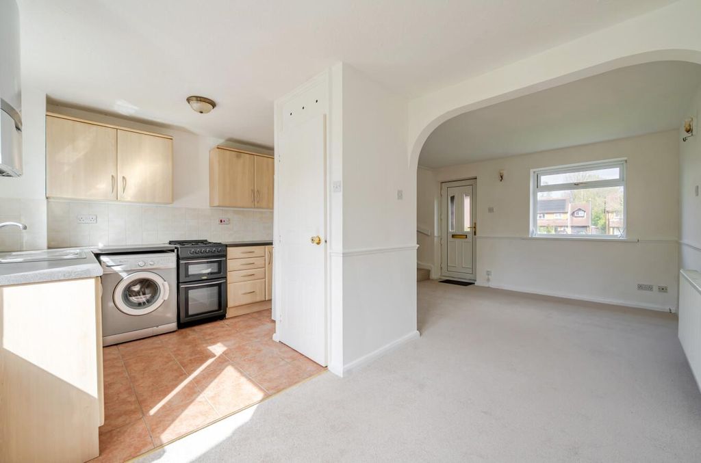 Property photo 3 of 17 Netley Close 4 (9).Jpg