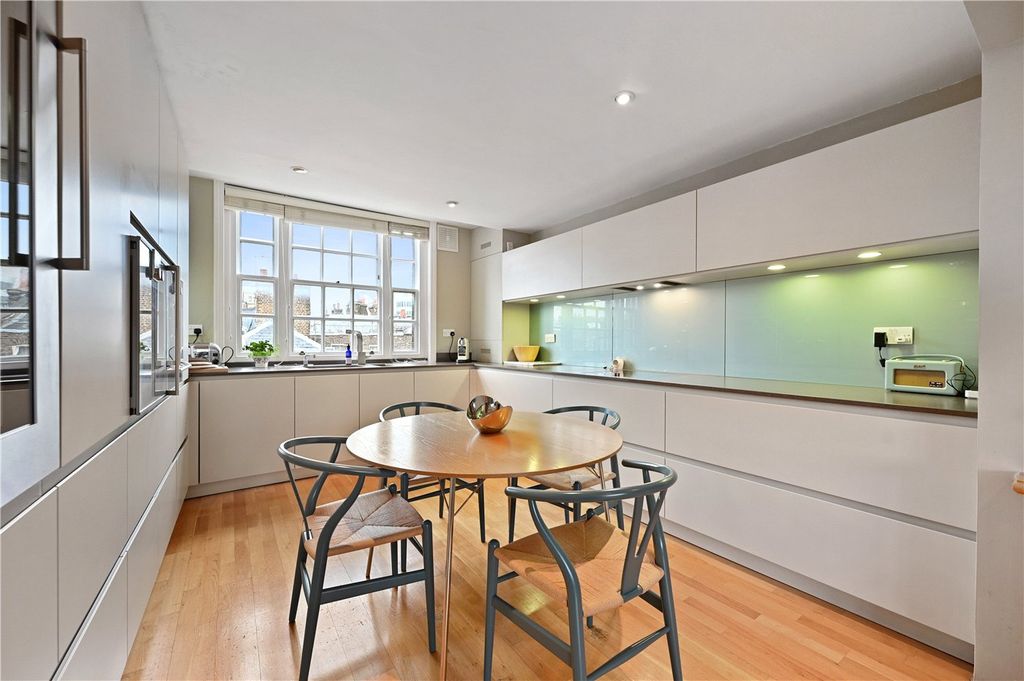 Property photo 3 of 18 Kitchen