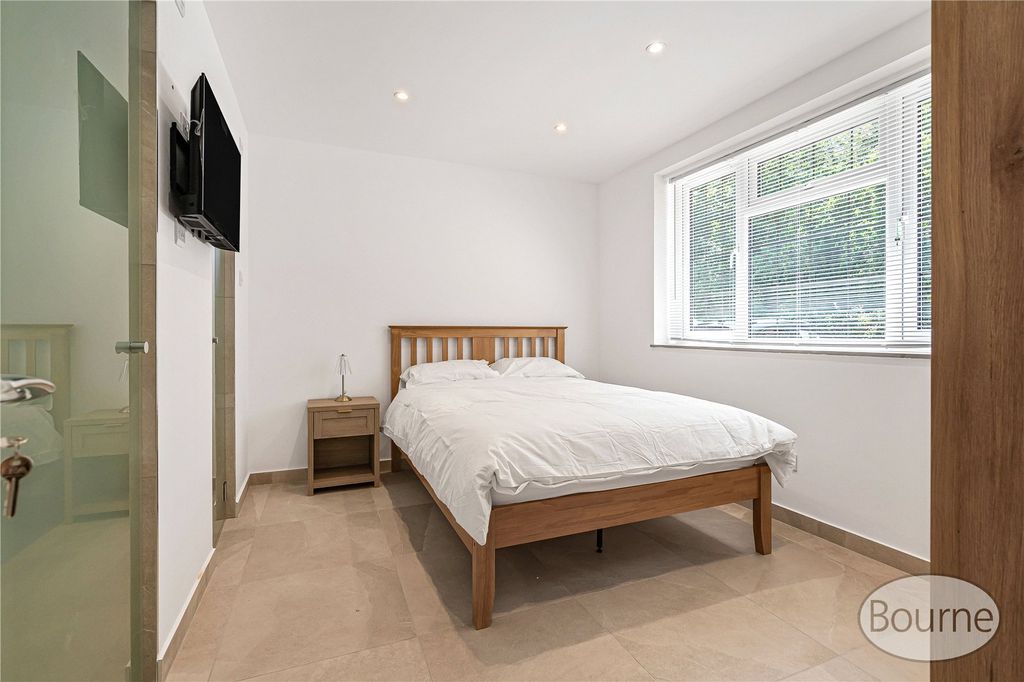 Property photo 2 of 16 Picture No. 10