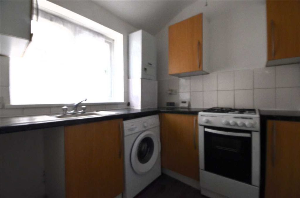 Property photo 3 of 6 Fitted Kitchen