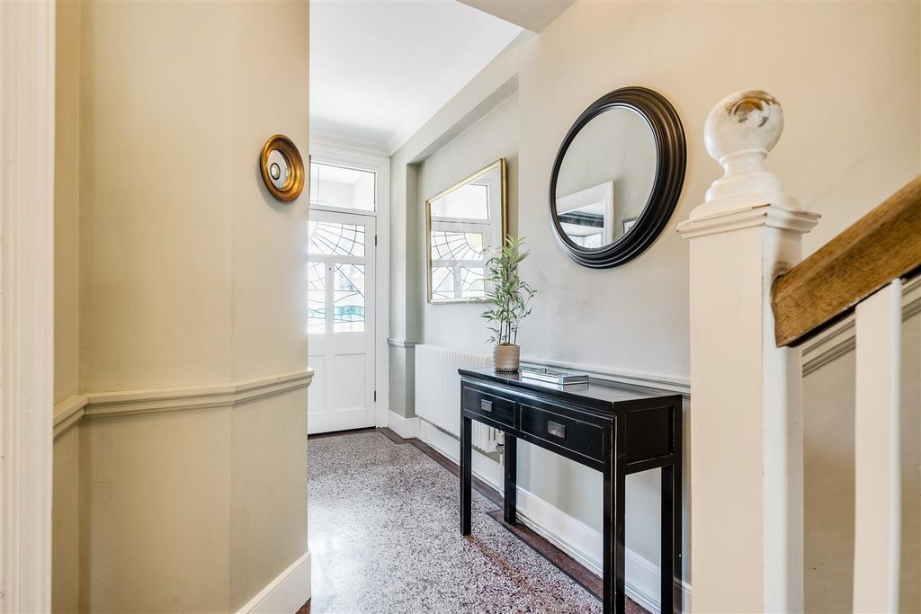 Property photo 3 of 21 For Sale By Aspire Residential | Broadwater Road