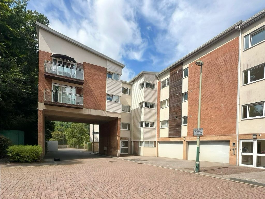 Property photo 1 of 10 Spacious 2 Bedroom Mid Floor  Apartment With Balcony