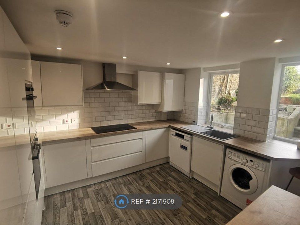 Property photo 3 of 9 Fully Fitted Kitchen With Washer And Dryer