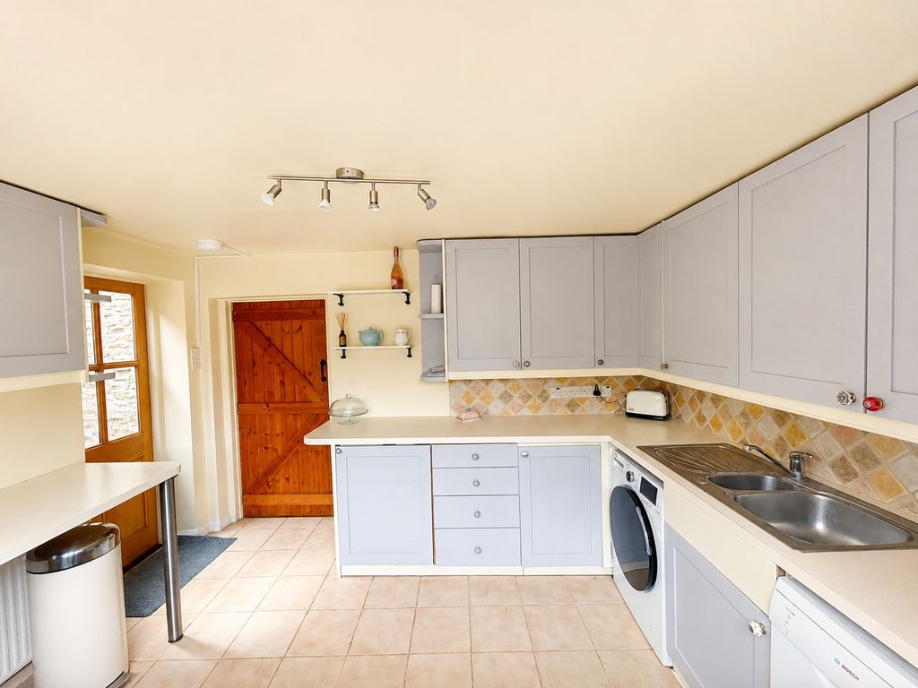 Property photo 3 of 18 Kitchen