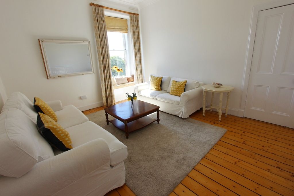 Property photo 1 of 9 Livingroom