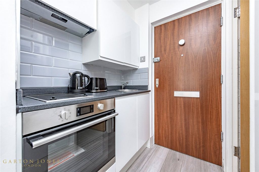 Property photo 3 of 8 Kitchen