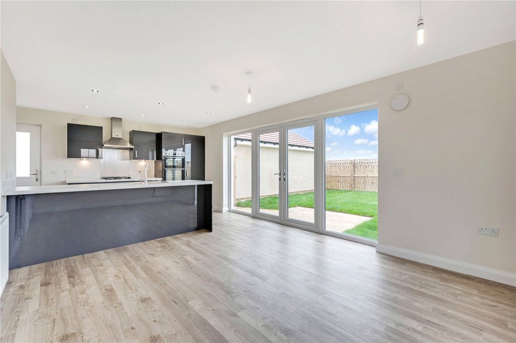 Property photo 3 of 10 Dining Kitchen