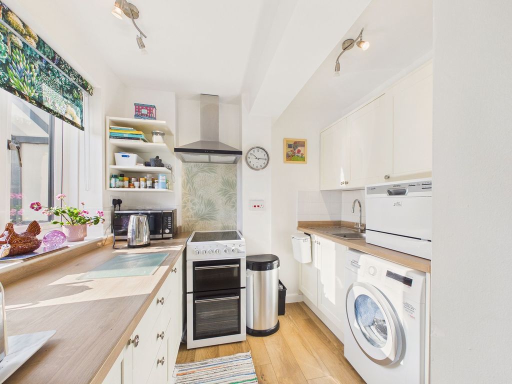 Property photo 3 of 9 Kitchen