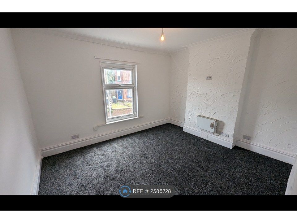 Property photo 3 of 11 Living Room