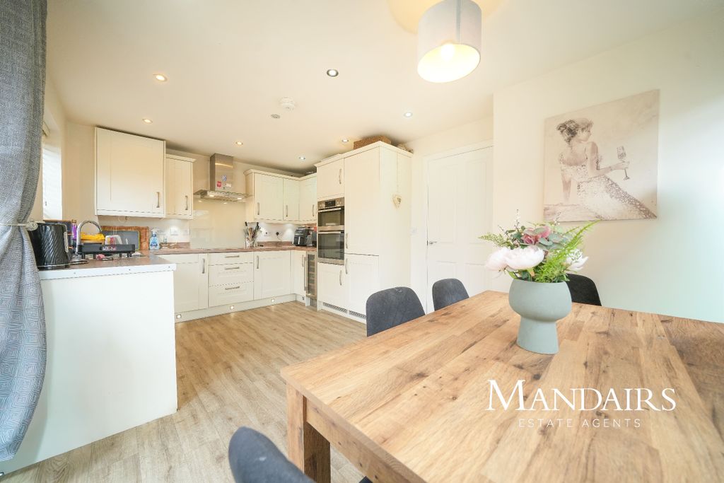 Property photo 1 of 32