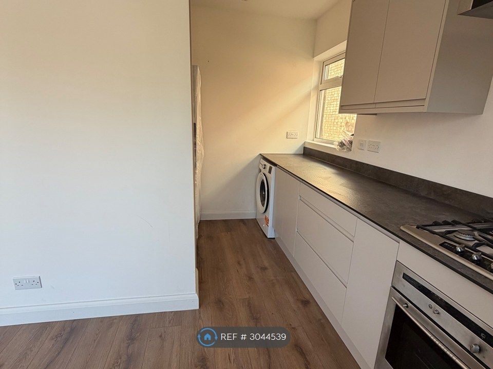 Property photo 3 of 16 Kitchen