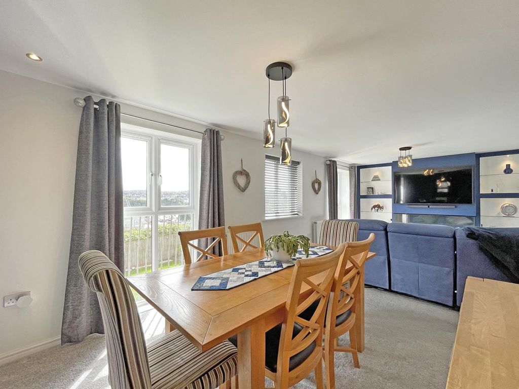 Property photo 3 of 22 Kilmar Street 41 - Dining Area.Jpg