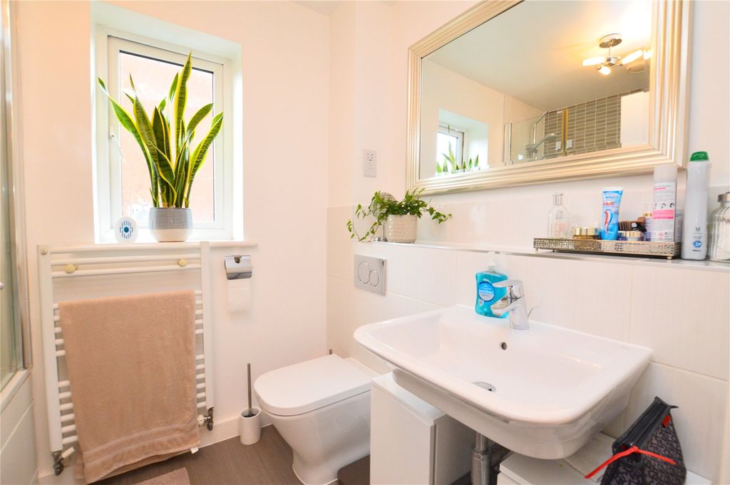 Property photo 3 of 10 Bathroom