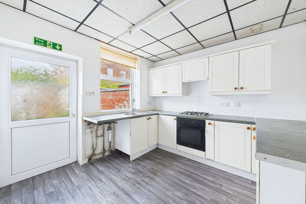 Property photo 3 of 8 Kitchen
