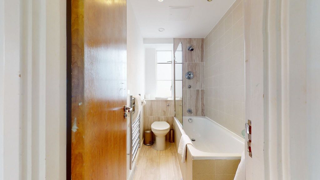 Property photo 3 of 23 Bathroom