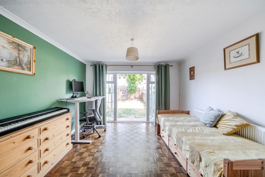 Property photo 3 of 17 1332569-10-689605...