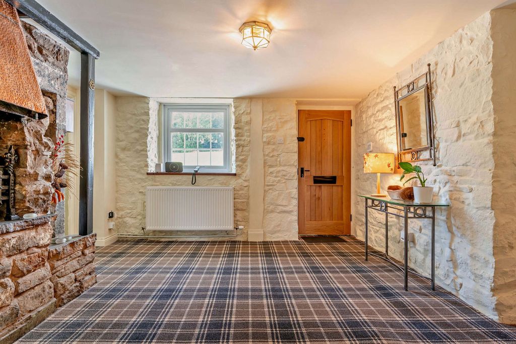 Property photo 3 of 21 Entrance Hall