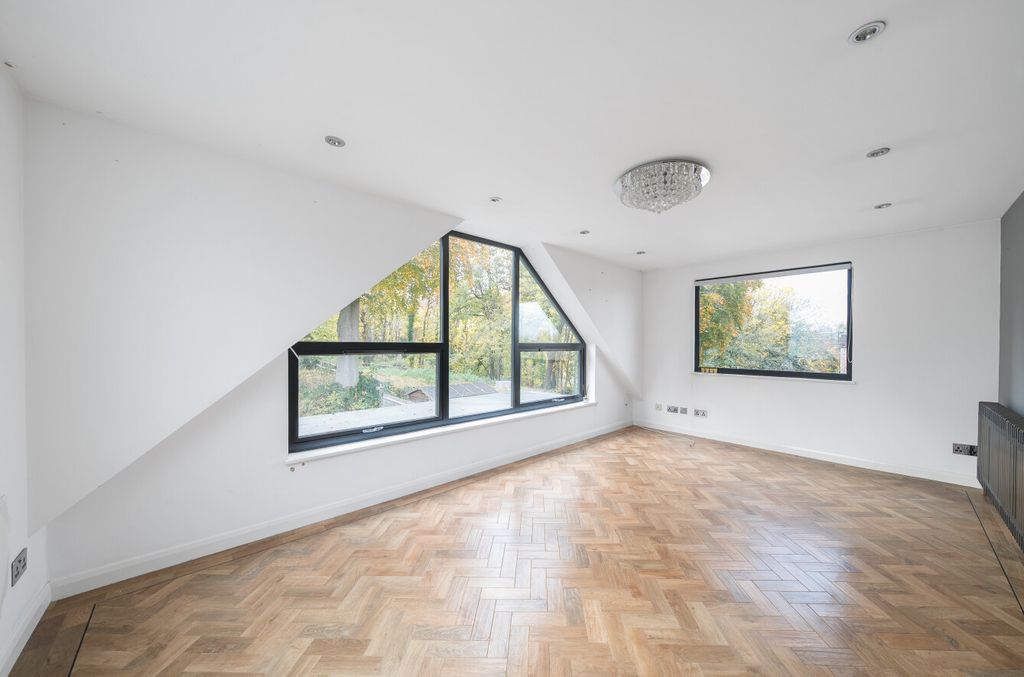 Property photo 2 of 21 1376628-18-690B4d...