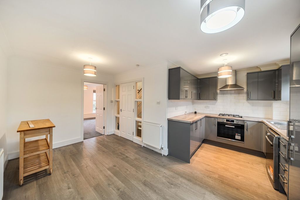 Property photo 1 of 19 1375712-10-6904Ac...