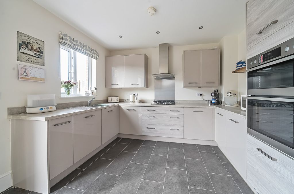 Property photo 3 of 13 1310307-8-684c562...