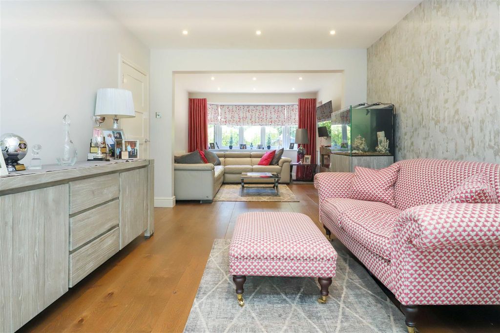 Property photo 3 of 18 Living Room