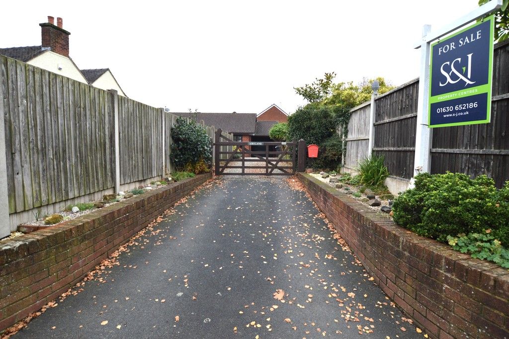 Property photo 2 of 9 Driveway