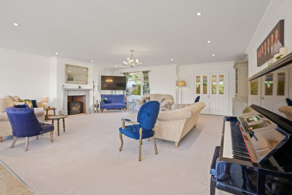 Property photo 2 of 36